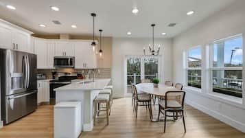 Een koelkast, een magnetron, een oven, een kookplaat