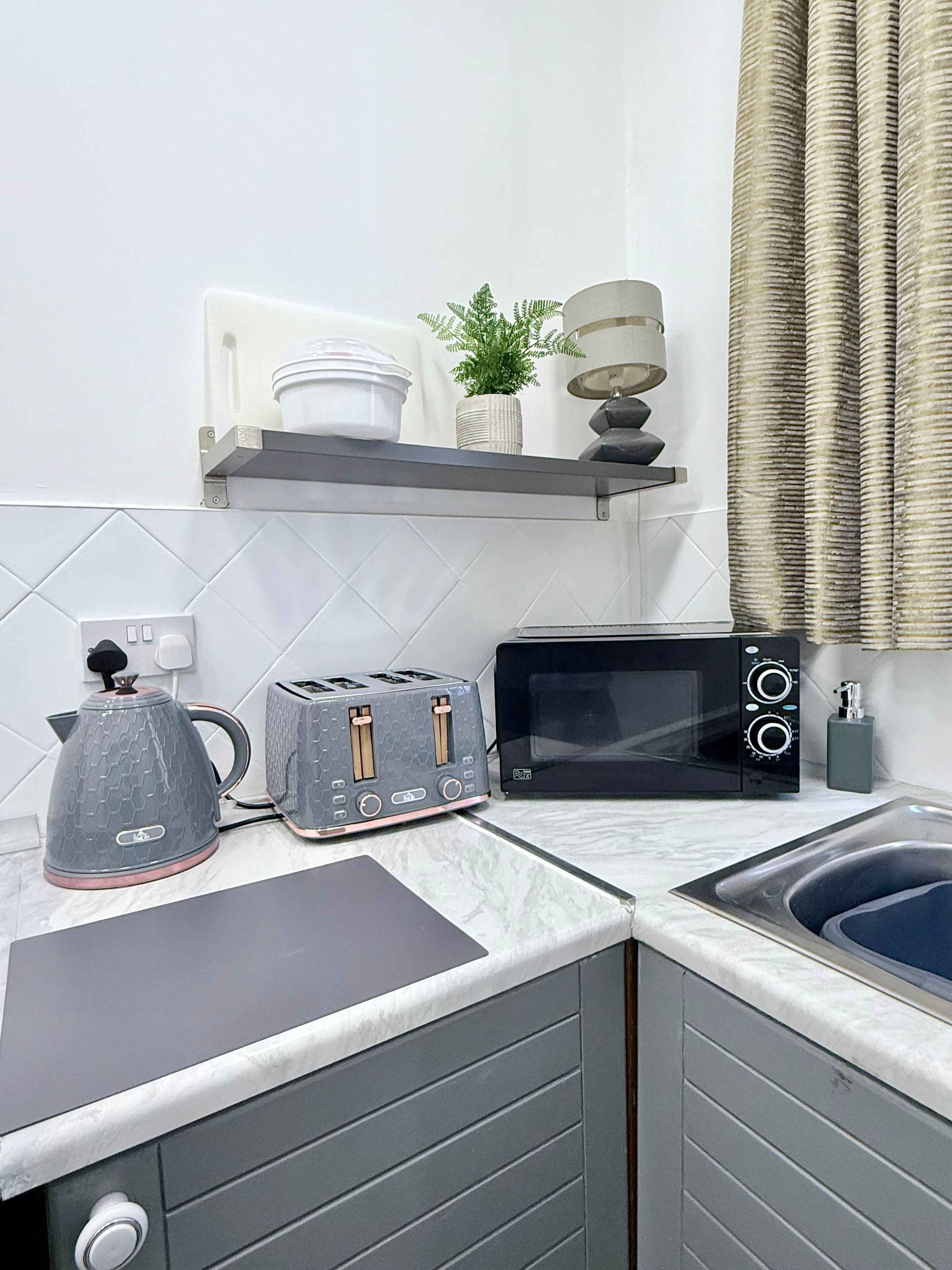Coffee/tea maker, fridge, microwave, oven