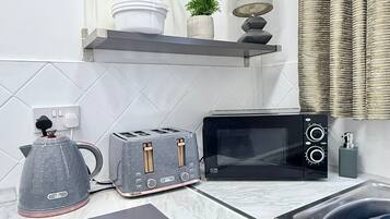 Coffee/tea maker, fridge, microwave, oven
