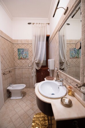 Shower, hair dryer, bidet, towels - Cozy Double Room (Roma)