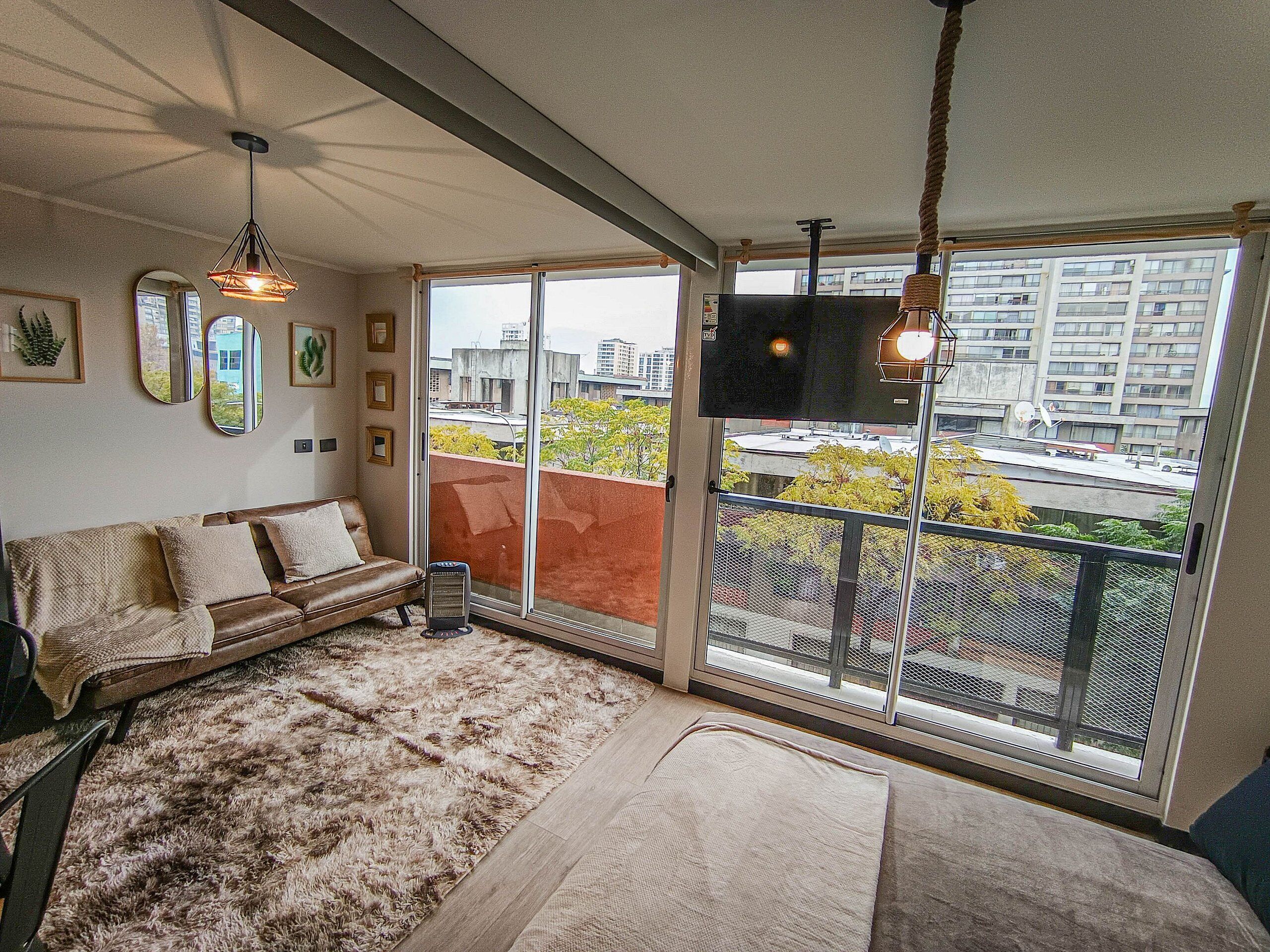 Eenvoudig appartement | Woonruimte | Een flatscreentelevisie