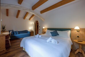 Habitación Deluxe, vistas a la montaña | Caja fuerte, cortinas opacas, wifi gratis