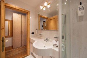 Klassieke kamer, 1 twee- of 2 eenpersoonsbedden, balkon, uitzicht op bergen | Een kluis op de kamer, verduisterende gordijnen, gratis wifi