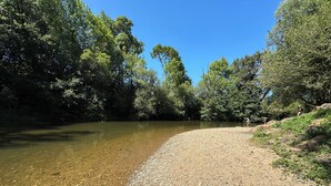 A gravel path beside a clear river, surrounded by dense trees. - House to rent for summer holiday weekends for 8 -9-10- 11 - 12 - 13 persons (Compolibat)