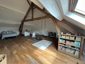 5 bedrooms, desk, iron/ironing board, travel crib - House to rent for summer holiday weekends for 8 -9-10- 11 - 12 - 13 persons (Compolibat)