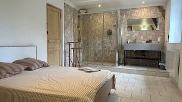 5 bedrooms, desk, iron/ironing board, travel crib