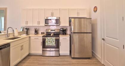 Welcome to "Treasure Pleasure 2" Bahama Beach Club 3-bedroom, Beachfront Condo