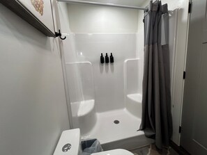 Secador de cabelo, toalhas de banho