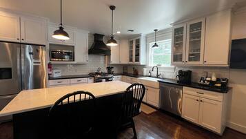 Jääkaappi, mikroaaltouuni, uuni, liesi