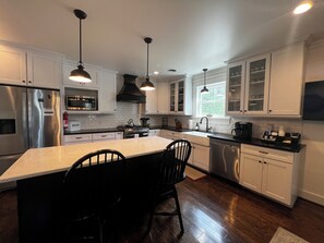 Fridge, microwave, oven, stovetop - Farmhouse 1.5 Miles to Dollywood (Sevier County)