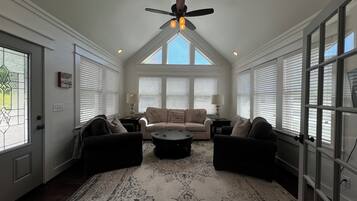 Televisio, takka, kirjoja, stereot