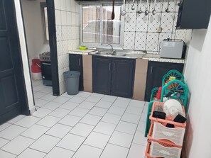 Private kitchen - Spacious 3-bedroom apartment with WiFi, AC in marvelous Yaoundé (Yaoundé)