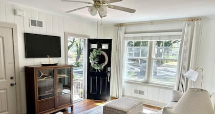 Charming 1-bedroom bungalow in beautiful DOWNTOWN Georgetown with WiFi, AC
