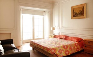 8 bedrooms, iron/ironing board, WiFi, bed sheets - Cozy and quiet Art Deco house in Providencia (Providencia)