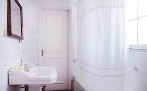 Haartrockner, Handtücher, Seife, Toilettenpapier