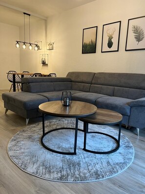 Tv, bordsfotboll och ett bordtennisbord