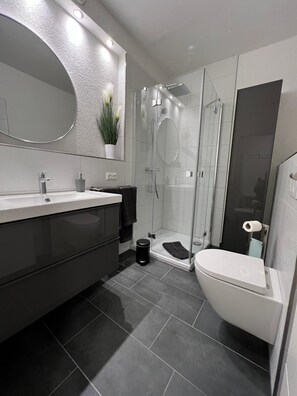 Dusch, hårtork, handdukar och tvål