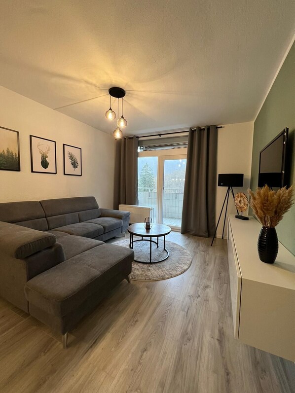 Tv, bordsfotboll och ett bordtennisbord