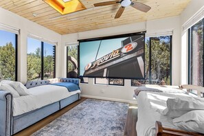 5 Schlafzimmer, Schreibtisch, Bügeleisen/Bügelbrett, Reisekinderbett