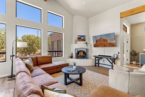 Een smart-tv, een open haard, videogames en een printer