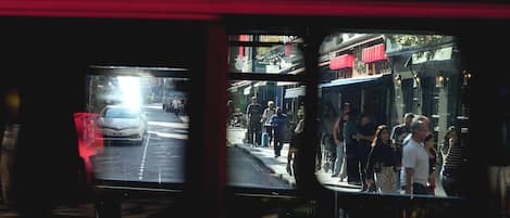 Un autobus sur lequel est affiché un panneau indiquant : « La qualité des ingrédients est essentielle. »