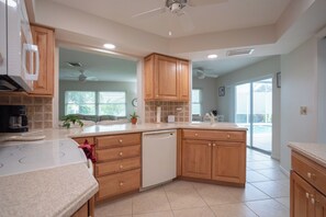 Mikrowelle, Ofen, Herdplatte, Geschirrspüler