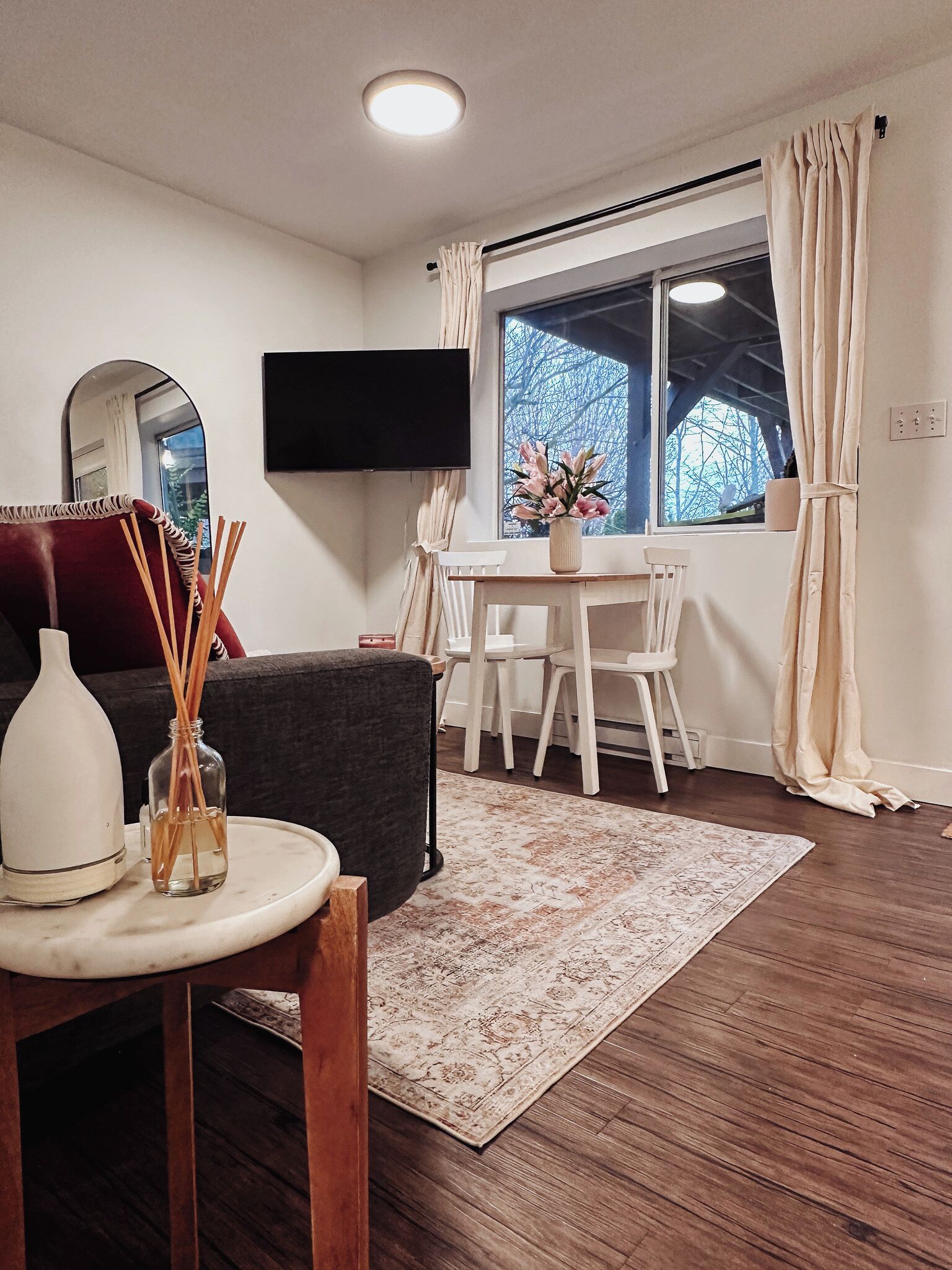 Cozy King Suite | Fire Pit | Near Lonsdale Quay - Pet Friendly - Vancouver