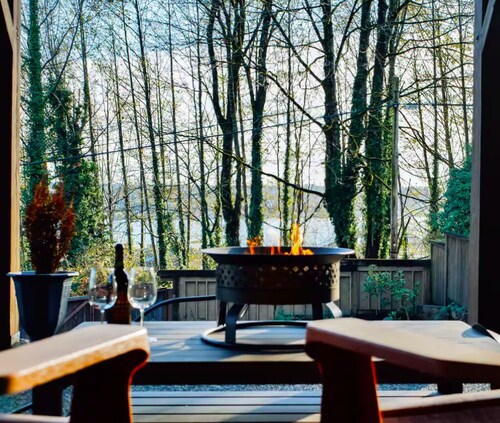 Cozy King Suite | Fire Pit | Near Lonsdale Quay - Pet Friendly