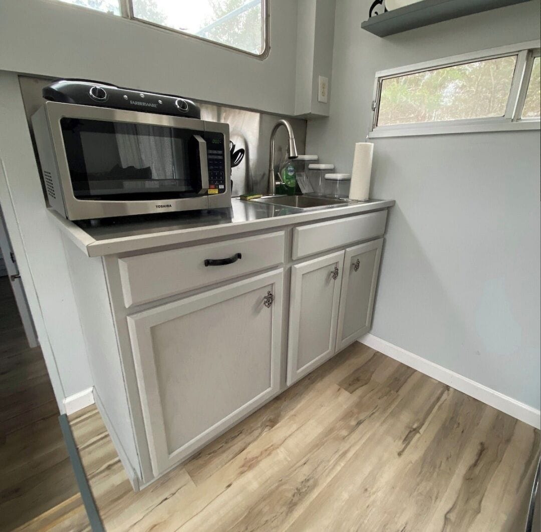 Jääkaappi, mikroaaltouuni, kahvin-/teenkeitin, leivänpaahdin