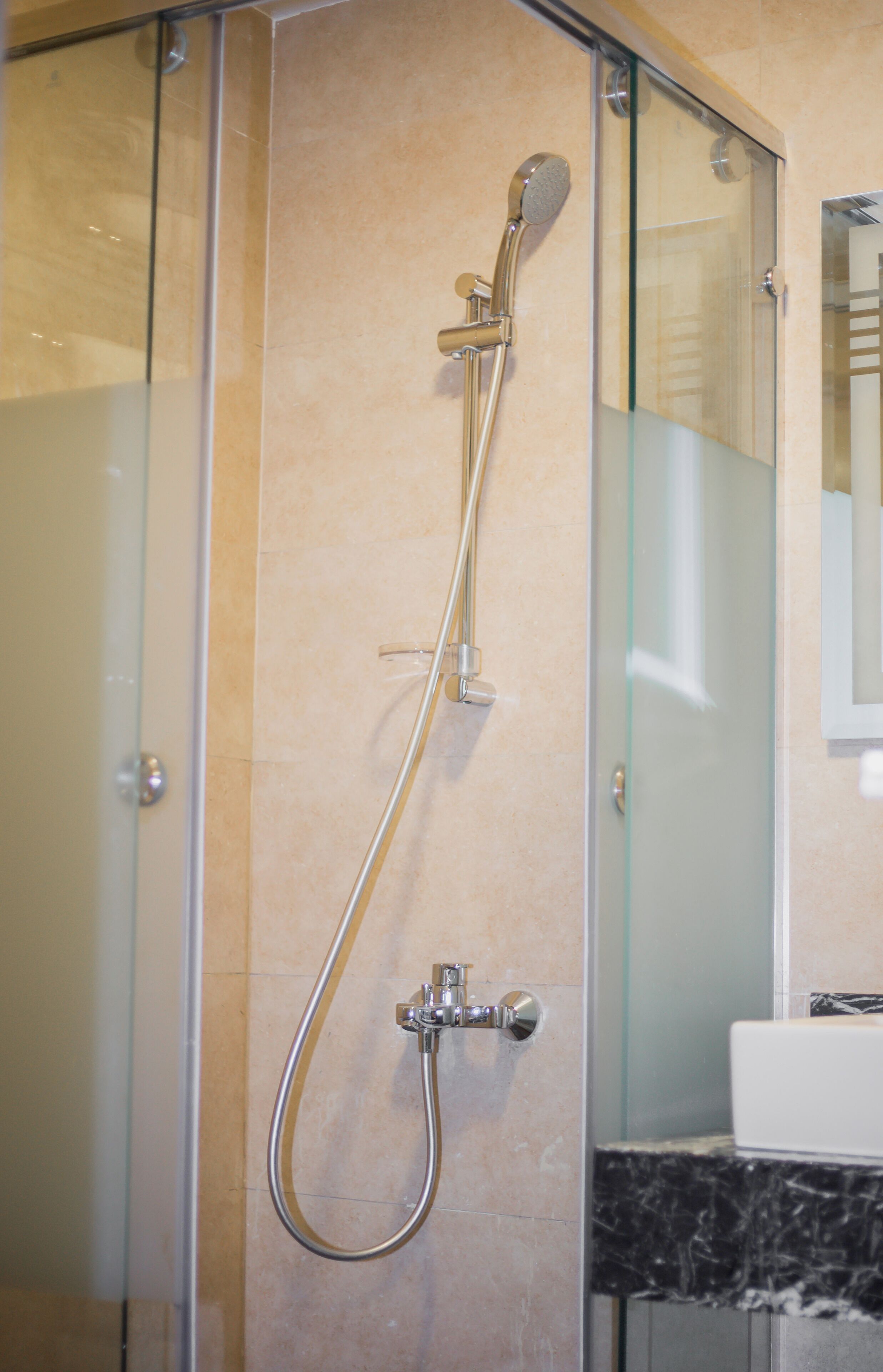 Suihku, ilmaiset hygieniatuotteet, hiustenkuivaaja, tohvelit