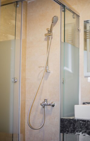 Suihku, ilmaiset hygieniatuotteet, hiustenkuivaaja, tohvelit