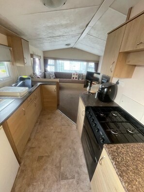 Chalet | Private kitchen - 3 Bed Caravan - Sleeps 8 - Pets - Parking - Wifi (Rhyl)