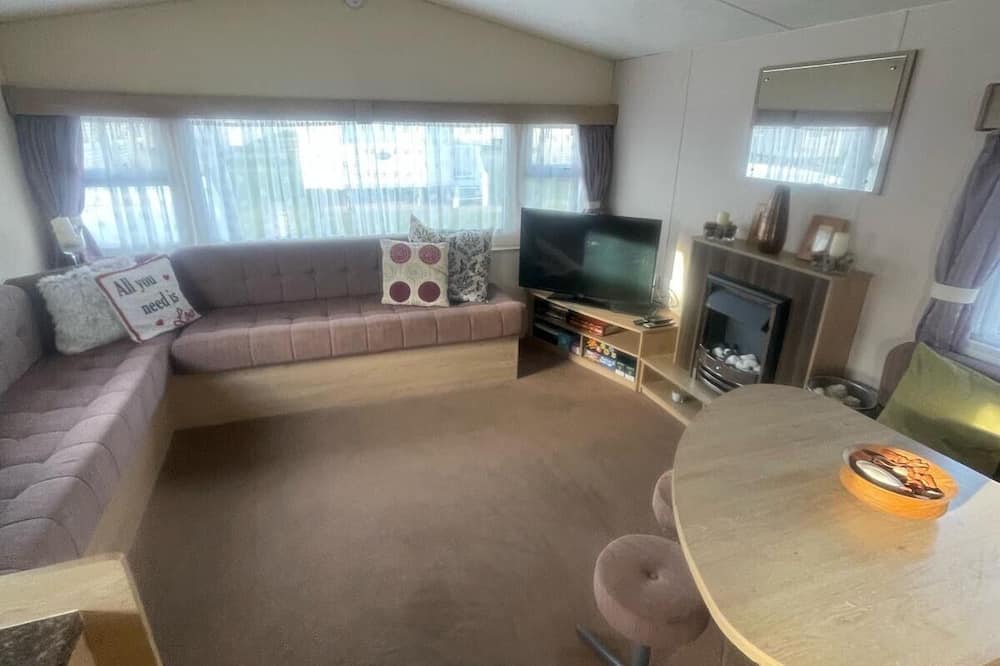 3 Bed Caravan - Sleeps 8 - Pets - Parking - Wifi - Ffrith Beach