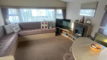 小木屋 | 客廳 | 電視、壁爐