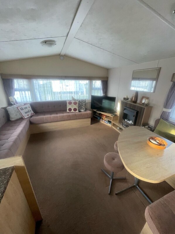 Chalet | Living area - 3 Bed Caravan - Sleeps 8 - Pets - Parking - Wifi (Rhyl)