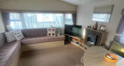 3 Bed Caravan - Sleeps 8 - Pets - Parking - Wifi