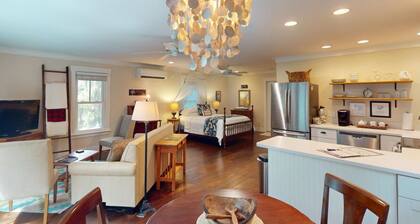 Spacious studio w/ private W/D, steps to downtown Bluffton + near Hilton Head