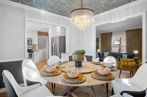 Elegant 4BD Retreat - Backyard BBQ & Theater Room