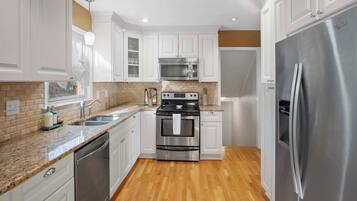 Køleskab, mikrobølgeovn, ovn, kogeplade