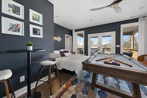 New Nash home: Games, Glam room, Private yard, BBQ