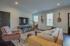 Smart TV, biblioteca musical y oficina 