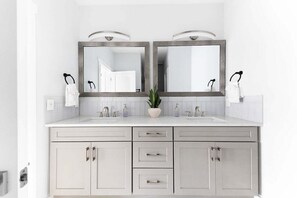 Bruser, hårtørrer, håndklæder