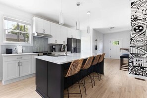 Réfrigérateur, four à micro-ondes, un four, surface de cuisson