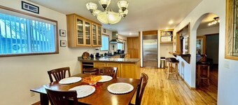 Bandon Beach Town Beauty!  Close to Old Town, Bandon Beach & Bandon Dunes Golf!