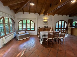 Interior - Hermosa casa Familiar, rodeada de un gran parque. Amplios ambientes, luminosa. (Luján de Cuyo)