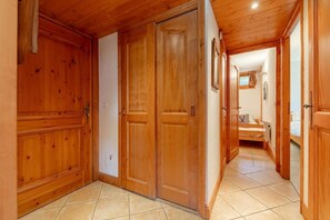 Interior - Ground floor, balcony, tv, 63m², Méribel (Unknown)