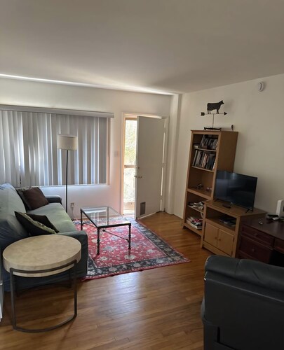 Chic 1-bedroom apartment in Beverly Hills WiFi, AC, walk to Cedars Sinai!