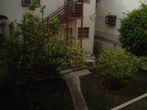 Property grounds - Chic 1-bedroom apartment in Beverly Hills WiFi, AC, walk to Cedars Sinai! (Beverly Hills)