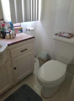 Towels, soap, toilet paper - Chic 1-bedroom apartment in Beverly Hills WiFi, AC, walk to Cedars Sinai! (Beverly Hills)