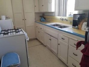 Microwave, oven, stovetop - Chic 1-bedroom apartment in Beverly Hills WiFi, AC, walk to Cedars Sinai! (Beverly Hills)